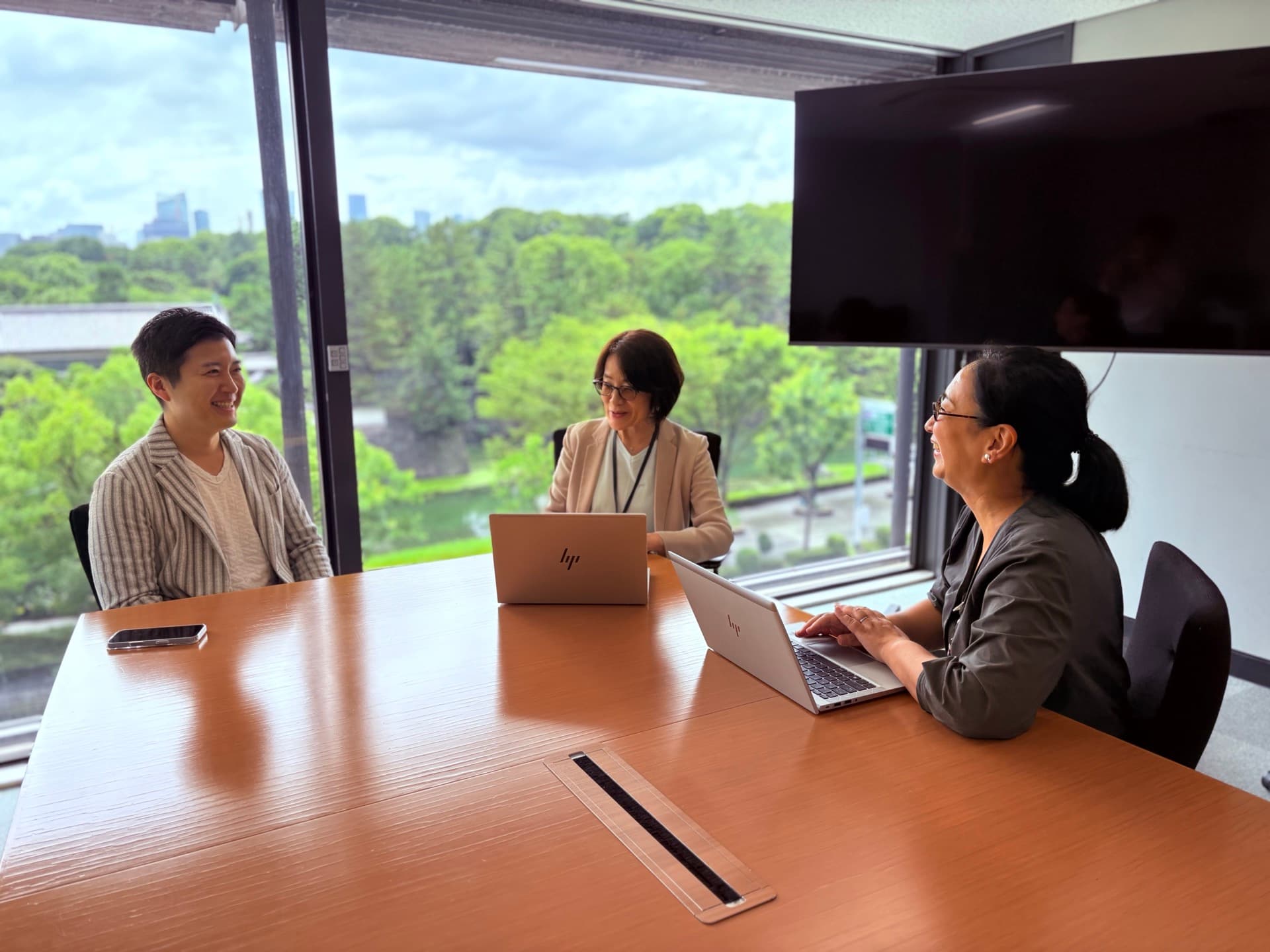 インタビュー風景：毎日広告社 山内様・木村様と E-team 中森